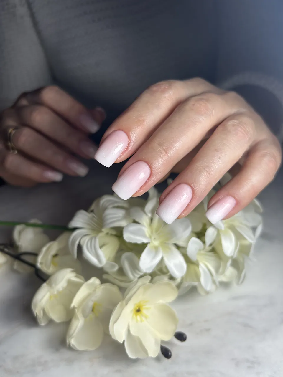 Stylizacja paznokci: rozowo-biale baby boomer ombre