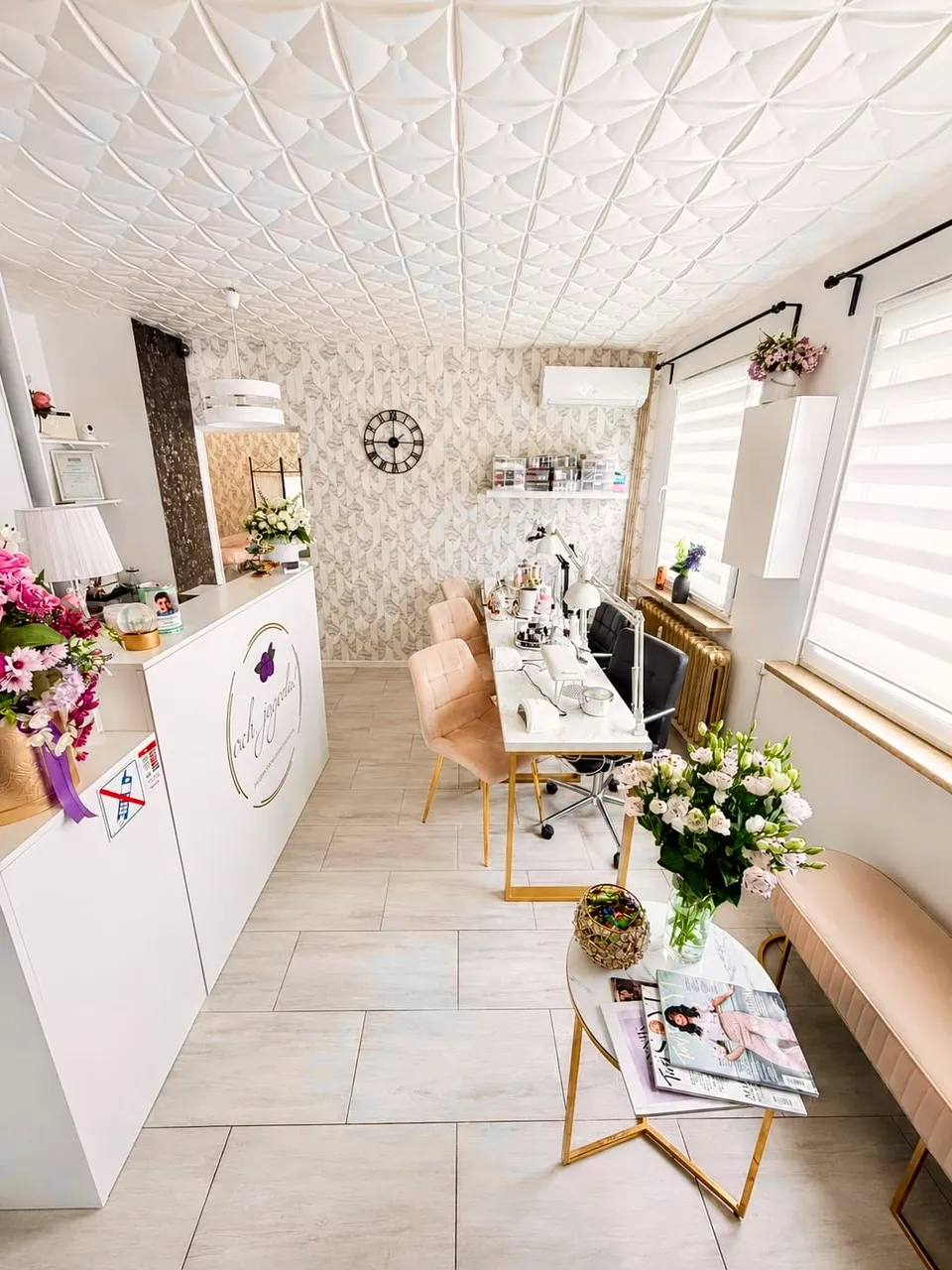 Wnetrze gabinetu: recepcja i stanowiska do manicure