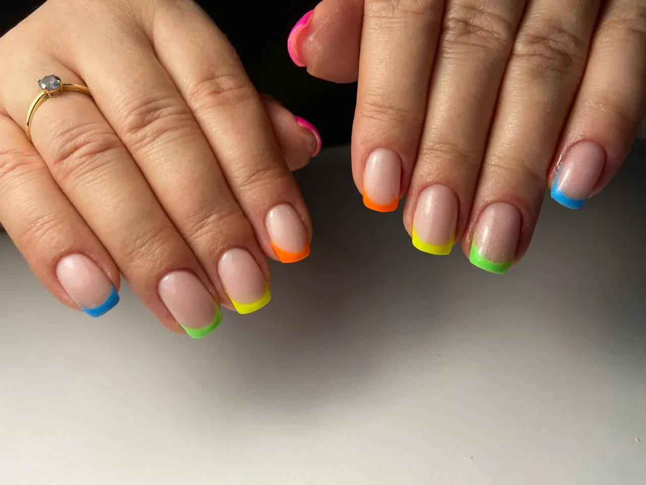 Stylizacja paznokci: kolorowy neonowy french