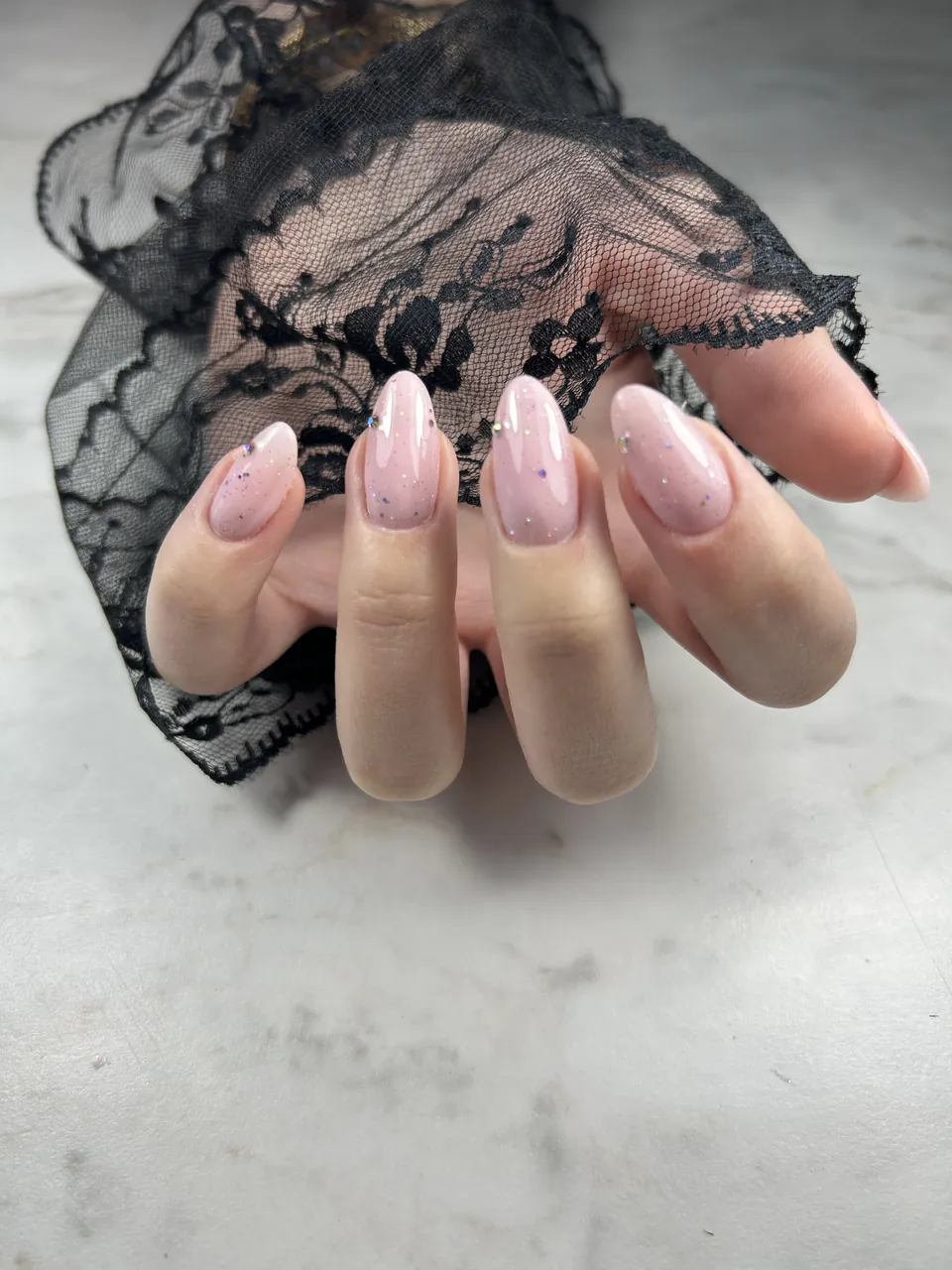 Stylizacja paznokci: delikatny nude