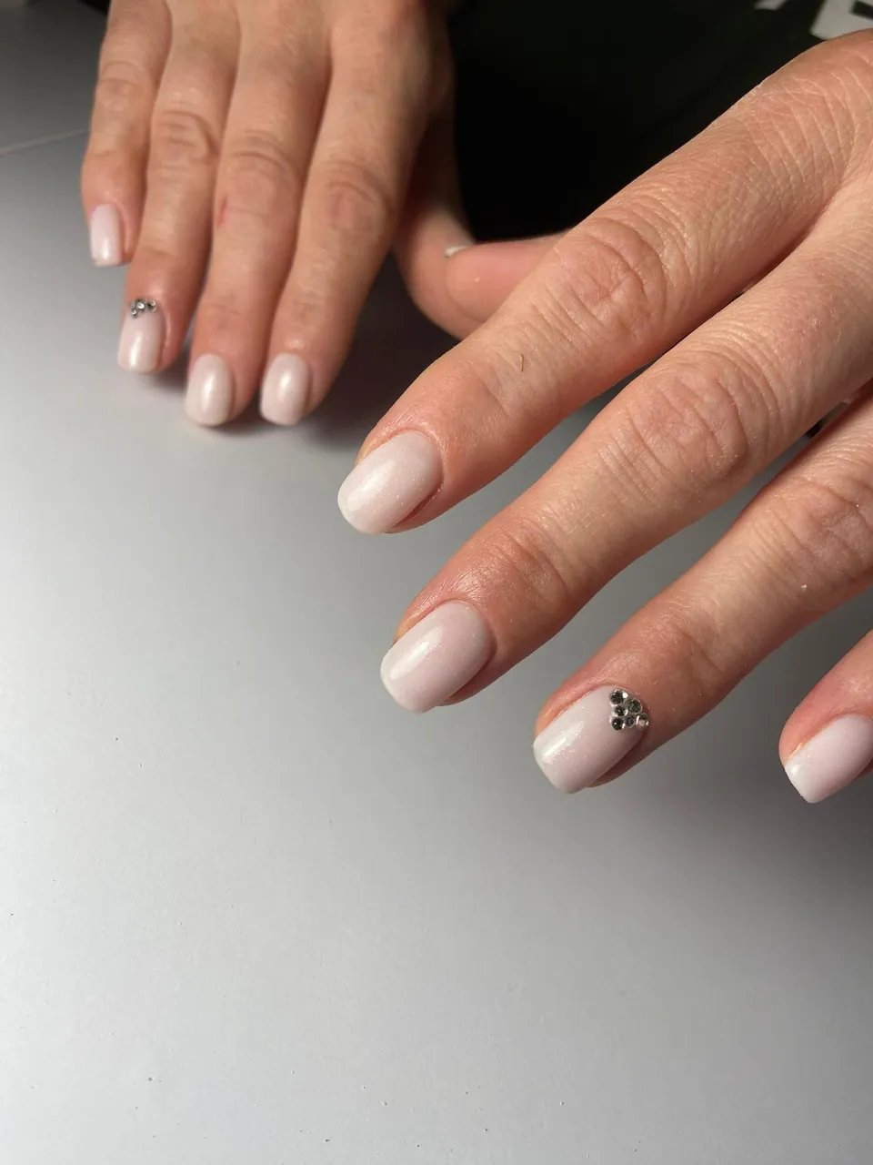 Stylizacja paznokci: delikatny nude french z krysztalkiem