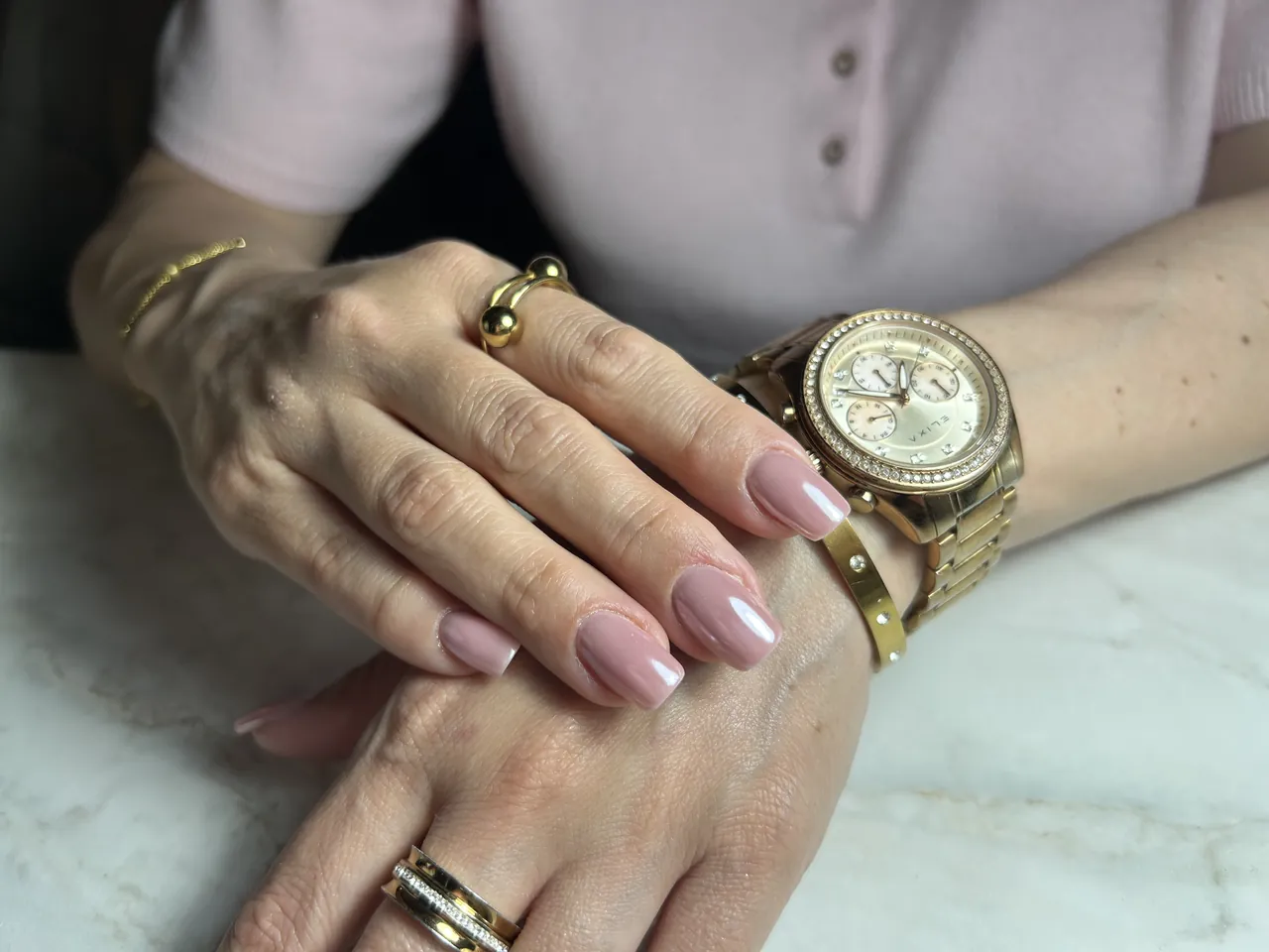 Stylizacja paznokci: delikatny naturalny nude