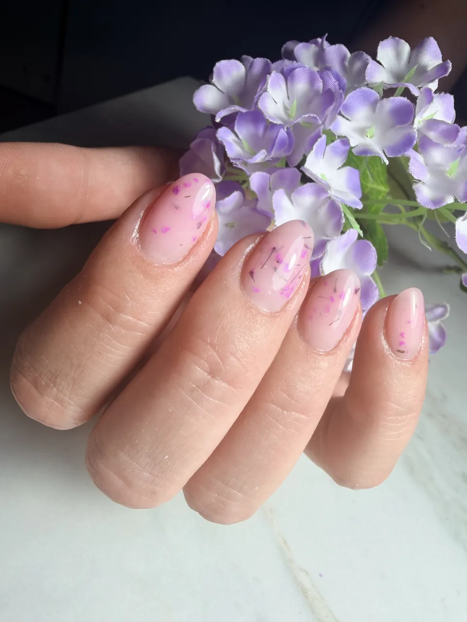 Stylizacja paznokci: nude ombre z bialymi cetkami