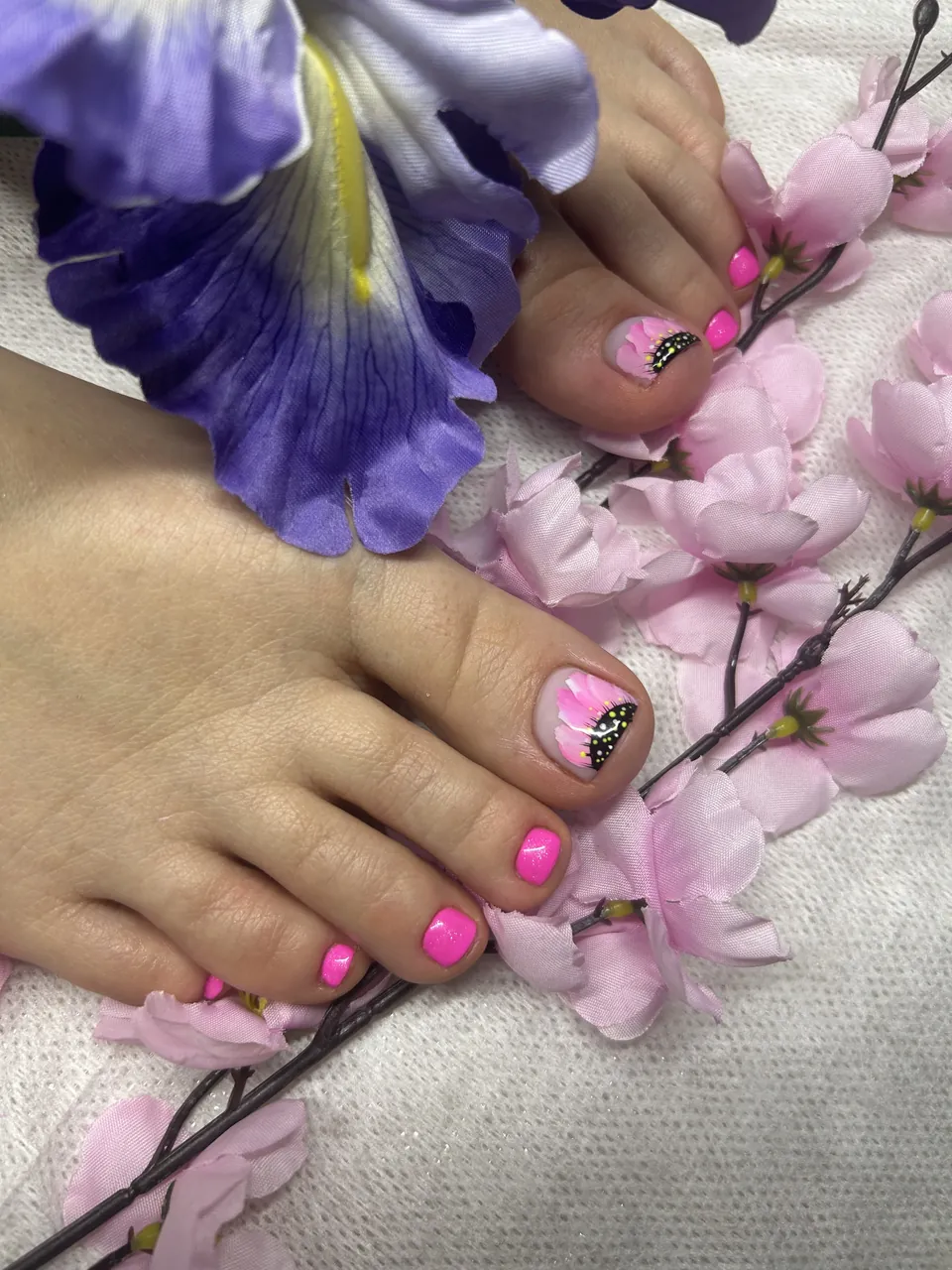 Pedicure: rozowy z brokatowym akcentem