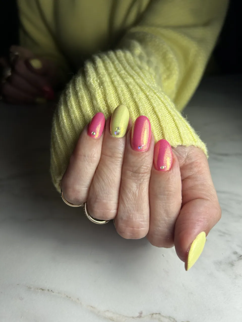 Stylizacja paznokci: rozowe i limonkowe