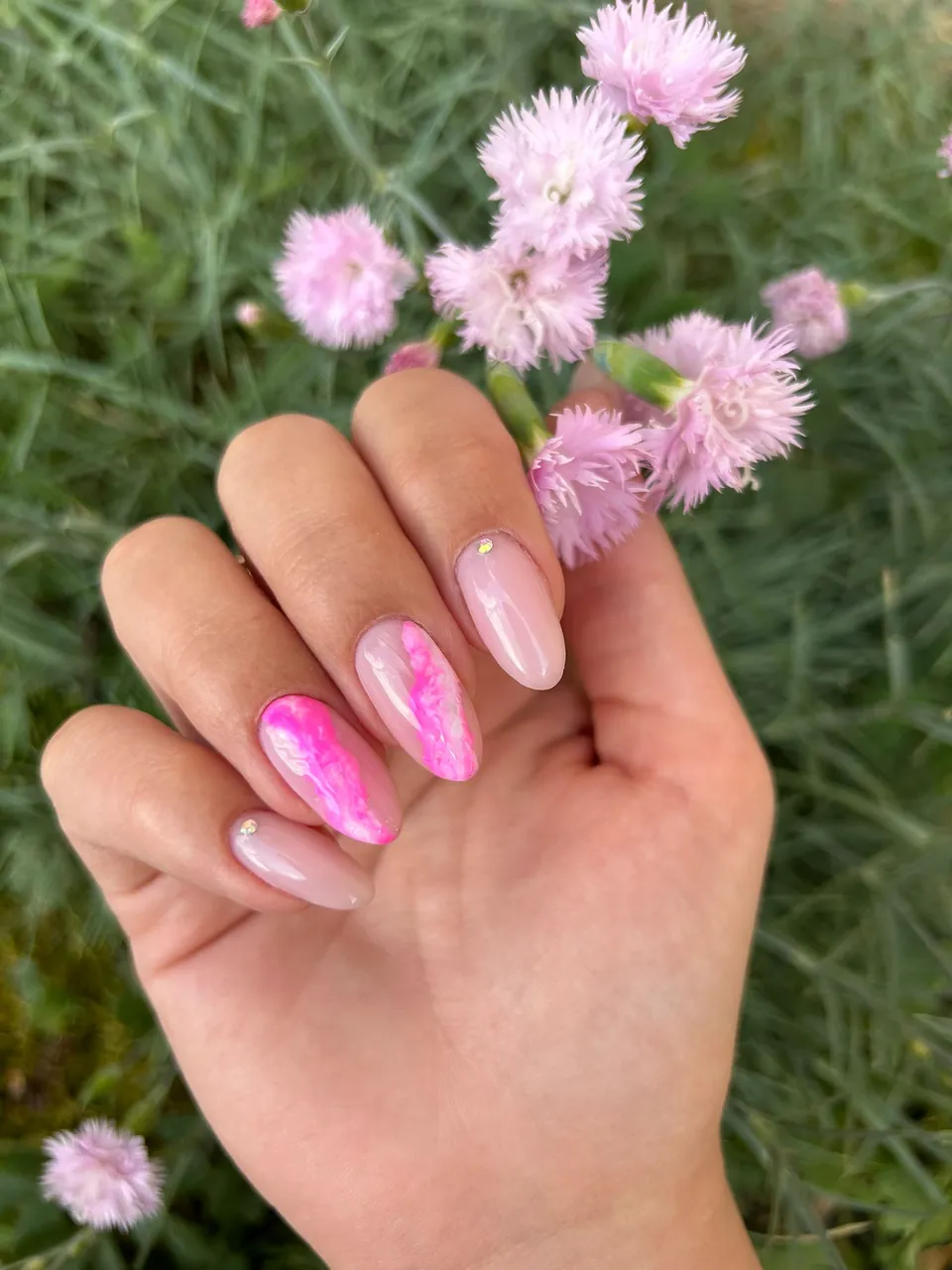 Stylizacja paznokci: rozowy manicure z marmurkowym akcentem